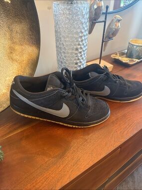 Nike SB dunk low pro black  Low-Top Sneakers with Gray Swoosh
